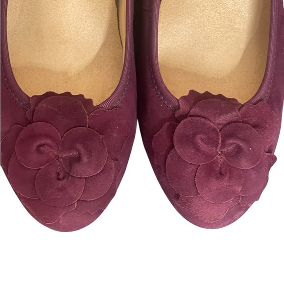 VIONIC PURPLE SUEDE WEDGES
Heels TOE FLOWERS EUC
Formal Wedding size 9.5 - Picture 14 of 14